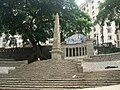 La fontana del Largo da Memória (a destra), a San Paolo. L'Obelisco do Piques risale invece all'epoca coloniale.