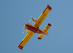 Un des Canadair CL-415 de l'unité de lutte anti-incendie croate, en vol aux environs de Zadar en août 2010.