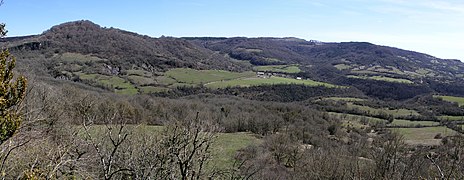 Le village de Romiguières et la chaîne de l'Escandorgue près de la source de l'Orb vus depuis les hauteurs de Bouviala.