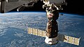 Acoplada à ISS, a nave sobrevoa o Pacífico Norte