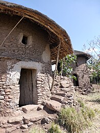 Tukul, edifici de pedra de dos pisos