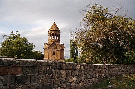 Tanrının Mukaddes Annesi Kilisesinin uzaktan görüntüsü