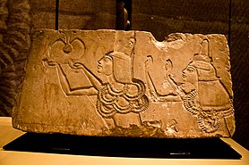 Eje en zijn echtgenote ontvangen het eregoud van Achnaton Tentoonstelling "Tutankhamun: The Golden King and the Great Pharoahs" (2012), Pacific Science Center (Seattle)