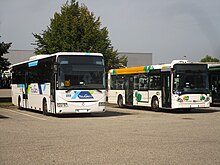 A sinistra, un Irisbus Récréo (pullman); a destra, un Heuliez GX137 (autobus)