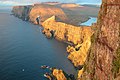 La okcidentaj bordoj estas krutaj kaj nealireblaj, la insuloj kliniĝas orienten, kie la fjordoj havas multajn naturhavenojn. Elrigardo de klifo Beinisvørð norden.