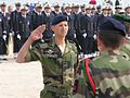 Un officier des fusiliers marins pendant la cérémonie du 6 juin 2009, hommage au commando Kieffer. L’insigne de béret est porté côté gauche.