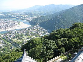 Cảnh quan thành phố Iwakuni, tỉnh Yamaguchi nhìn từ thành Iwakuni. Có thể quan sát thấy cây cầu năm cung Kintai nổi tiếng bắc qua sông Nishiki.