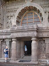Facciata del chaitya delle Grotte di Ajanta, anch'esse con quattro zone che utilizzano piccoli motivi ripetuti di "arco di chaitya"