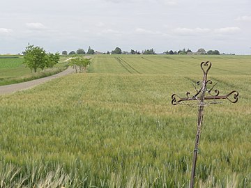 Croix de chemin et vue sur le bourg.
