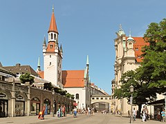 Viktualienmarkt avec l'ancien hôtel de ville.