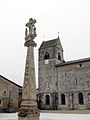 La croix monumentale devant l'église Saint-Laurent.