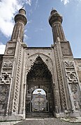 Entrada y minaretes de la Madrasa Gök en Sivas (1271–1272)