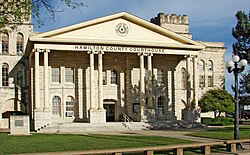 The Hamilton County Courthouse in همیلتون، تگزاس. The building was added to the اداره ملی ثبت اماکن تاریخی on September 4, 1980.