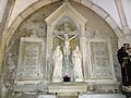 Monument aux morts avec calvaire dans l'église.