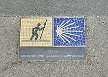 La plaque devant la cathédrale de Chartres avec indication de la distance à Saint-Jacques-de-Compostelle.