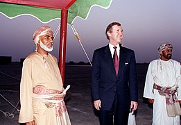 Avec le secrétaire à la Défense des États-Unis William Cohen (campement dans le désert près de Sohar, 1998).