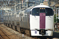 「湘南ライナー」に充当されるJR東日本215系電車。座席数の多い2階建て列車は快適通勤の実現に効果的である、として設計、及び、導入された。