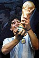 1986 FIFAワールドカップの優勝トロフィーを掲げるディエゴ・マラドーナ