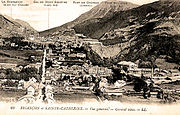 Carte postale ancienne présentant la ville fortifiée et le hameau de Sainte-Catherine (ville basse).