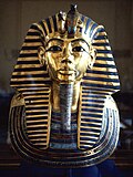Mặt nạ của Tutankhamun (1341-1323 TCN). Chi tiết lông mày được khảm bằng lapis lazuli.