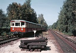 S-Bahn-Zug Baureihe 275 der BVG bei der Einfahrt aus der noch eingleisigen Strecke in den Bahnhof, 1986