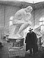 A. Rodin v ateliéru se sochou Myslitele (asi 1903)