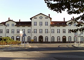 Empfangsgebäude, Straßenseite (2011)