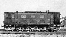 French 1′D1′ boxcab locomotive. A large central coupling rod, but without a supporting jackshaft, carries the diagonal coupling rods from two motors. The two diamond pantographs are particularly small.