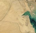 Pohled na Kuvajt z vesmíru. Dobře patrná je aglomerace hlavního města a jižně ležící ropná těžební oblast v provincii Al-Ahmadí.