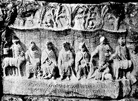 Bas-relief des sept personnages dit des Dii Mauri, calcaire, IIIe siècle, provenant d'El-Ayaida, musée national du Bardo. Macurgum est le deuxième à gauche.
