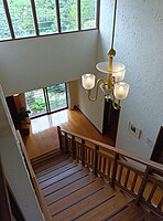 俣野別邸内の階段ホール。昭和初期となると昭和モダンの影響で現代の建築様式に近くなる。