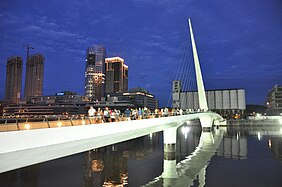 El Puente de la Mujer de noche.