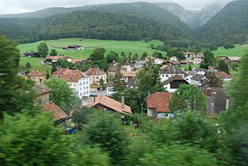 Villeret vom Zug aus fotografiert