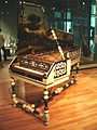 來自義大利的單排鍵盤大鍵琴(Pietro Faby 1677年製)，現存於巴黎音樂博物館內。