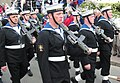 Mariñeiros británicos cos uniformes regulamentarios con gorro, pescozo azul e chaqueta azul.
