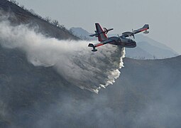 Canadair du Service des forêts des États-Unis à la forêt nationale de Los Padres en décembre 2017.