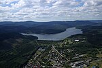 De Granetalsperre. Op de voorgrond het oude mijnwerkersdorp Herzog Juliushütte, gem. Langelsheim, en de stuwdam