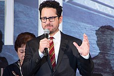 J. J. Abrams počas japonskej premiéry filmu Star Trek: Do neznáma (2016)