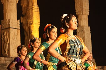 Les représentations de Bharata natyam au temple de Brihadesvara sont très courantes durant les grandes fêtes et autres cérémonies.