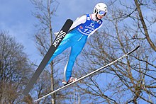 Une sauteuse à ski en vol.