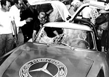 Photo de Karl Kling et Hans Klenk sortant de leur voiture. Le pare-brise a été détruit par un vautour.