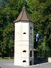 L'ancien colombier du château d'Aramont.