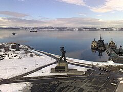 Place et quais à Severomorsk.