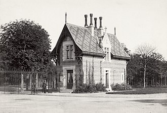 L'un des pavillons de garde construits par Gabriel Davioud.