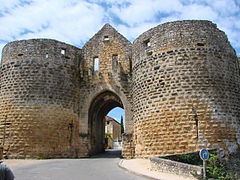 Une des entrées de Domme : la porte des Tours.