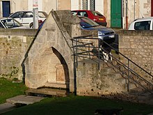 La fontaine du XVe siècle du Pont-Joubert, qui se déverse dans le Clain à Poitiers.