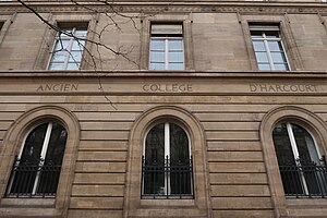 Inscription « Ancien collège d'Harcourt » sur la façade du lycée Saint-Louis.