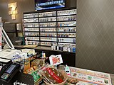 一處台北市的便利商店櫃檯。根據規定，業者必須確定購買者滿20歲後，方得出售香菸[32]