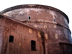 extérieur, mur droit et grand cylindre en briques brunes