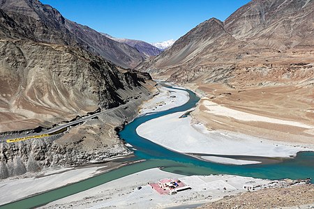 Kunfluejo de Induso kaj Zanskar. Induso estas maldekstre de la foto, fluanta maldekstre-dekstren; Zanskar, kun pli da akvo, venas el la supro de la bildo.